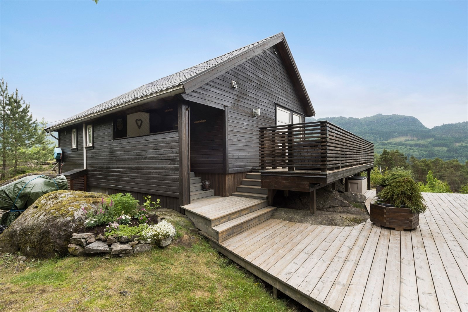 Meget flott opparbeidet uteområde rundt hytta. Overbygd inngangsparti, som er svært praktisk, særlig vintertid Galleribilde