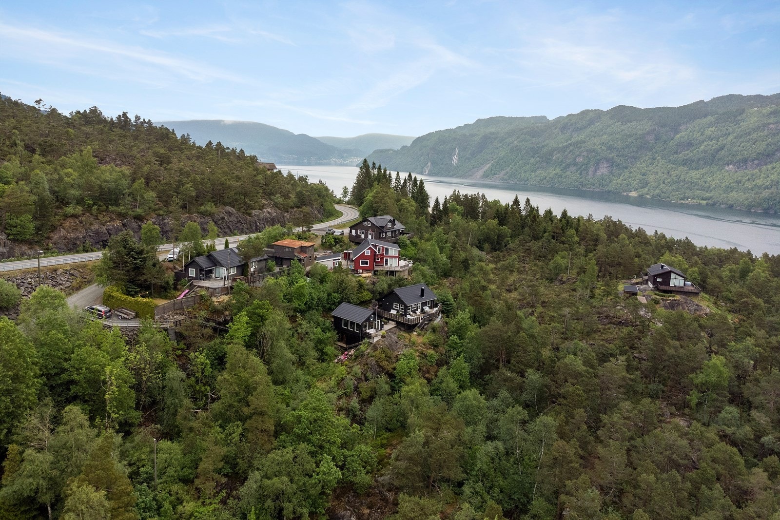 Oversikt. P-plass til venstre Galleribilde