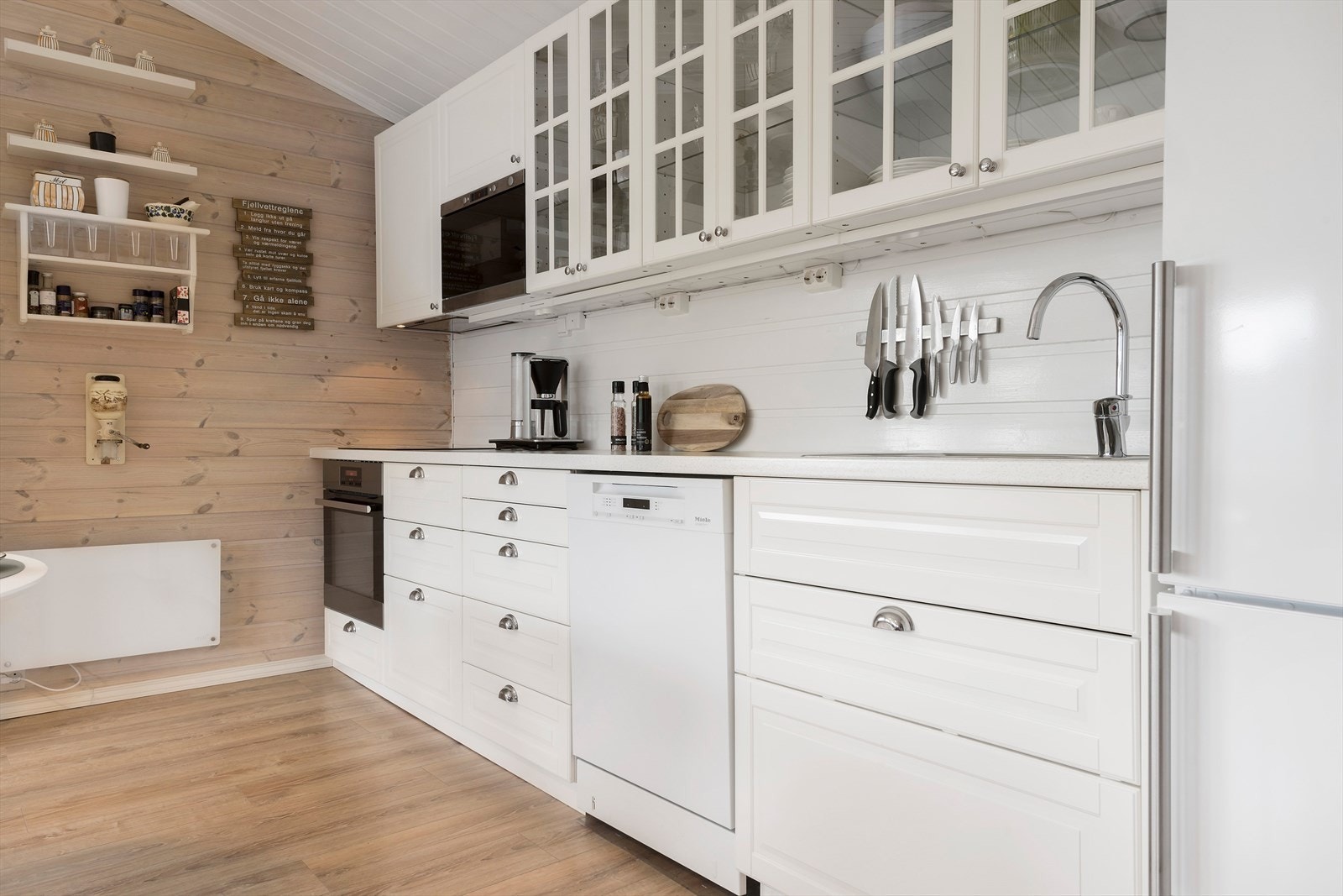 Kjøkken nytt i 2013 med integrert komfyr, platetopp og mikro. Oppvaskmaskin og kjøleskap medfølger Galleribilde