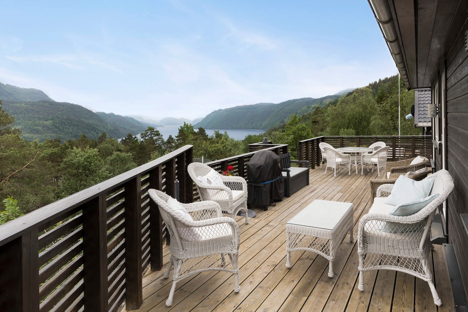 Det er plass til flere sittegrupper på ulike nivå. Nydelig utsikt ut over fjorden Galleribilde