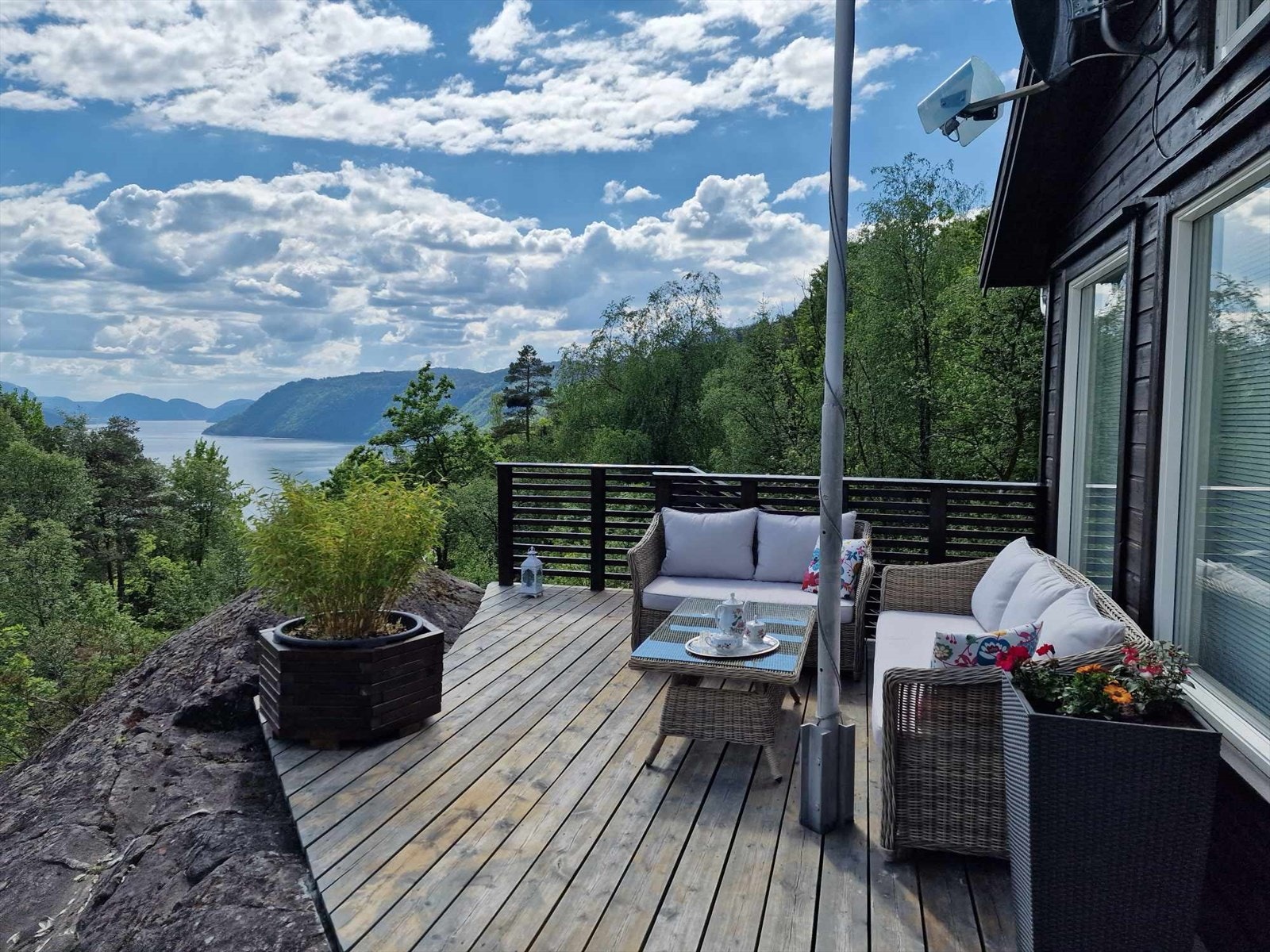 Det er plass til flere sittegrupper på ulike nivå Galleribilde