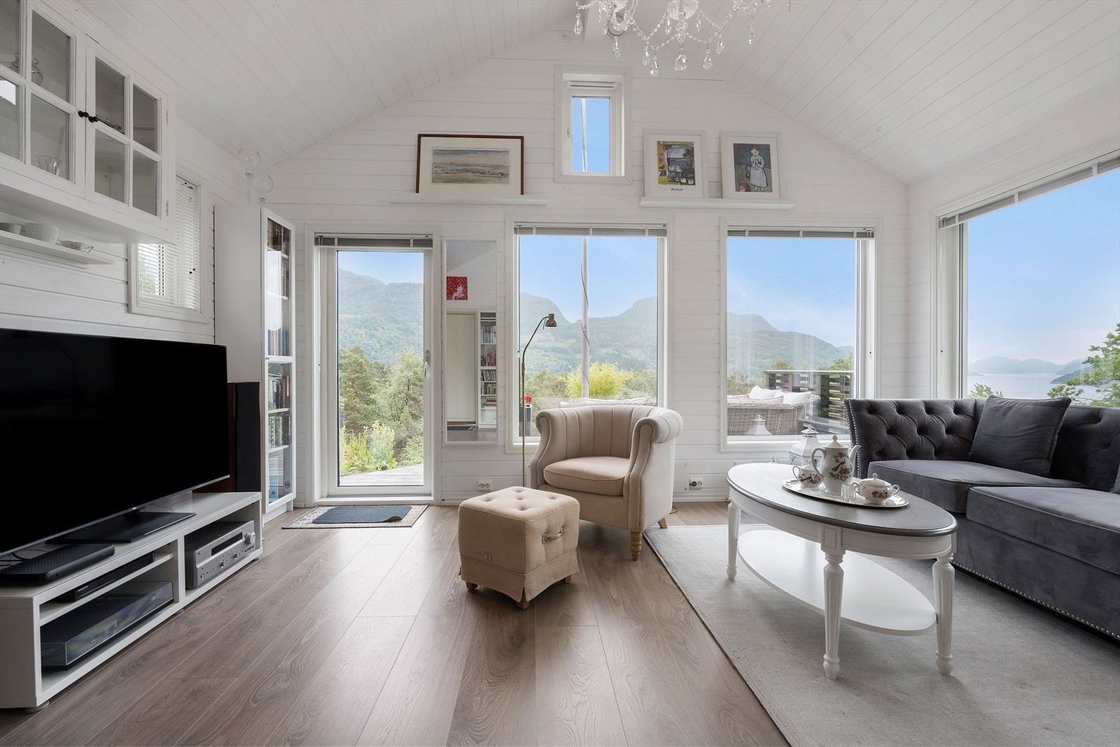 Stue i anneks med god takhøyde og store vindusflater Galleribilde