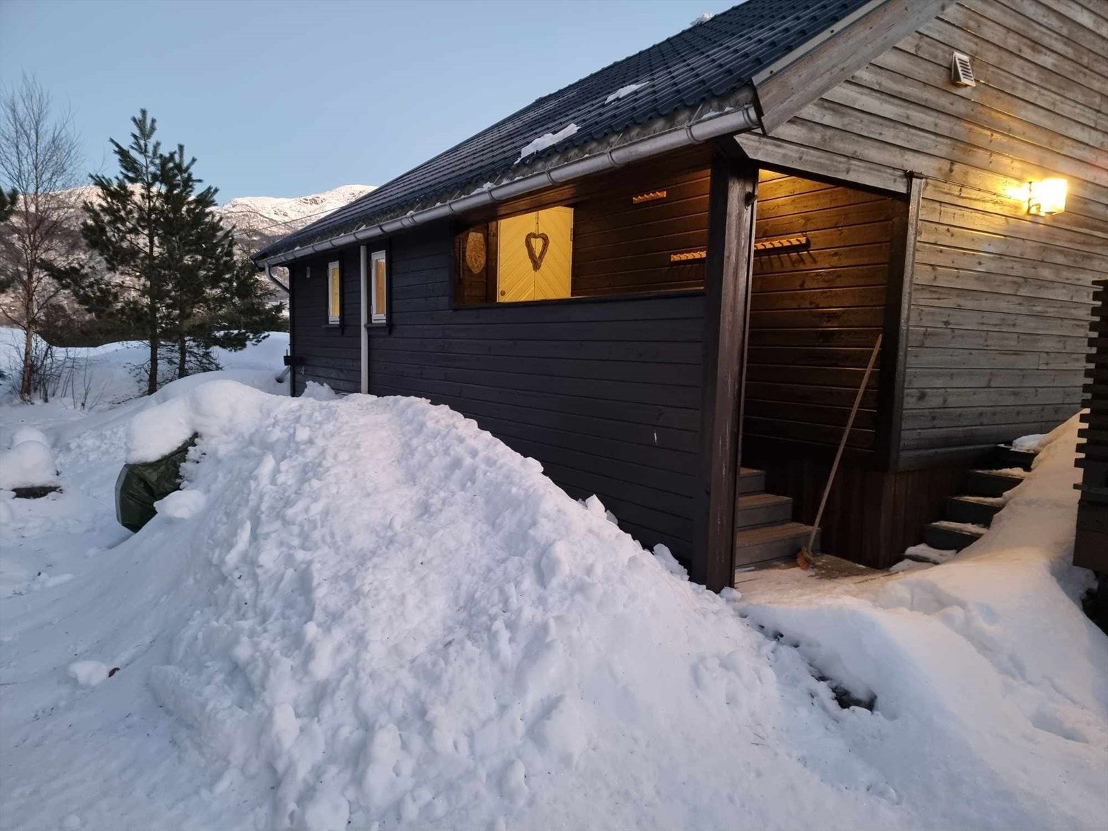 Vinterstemning. Praktisk med overbygd inngangsparti Galleribilde