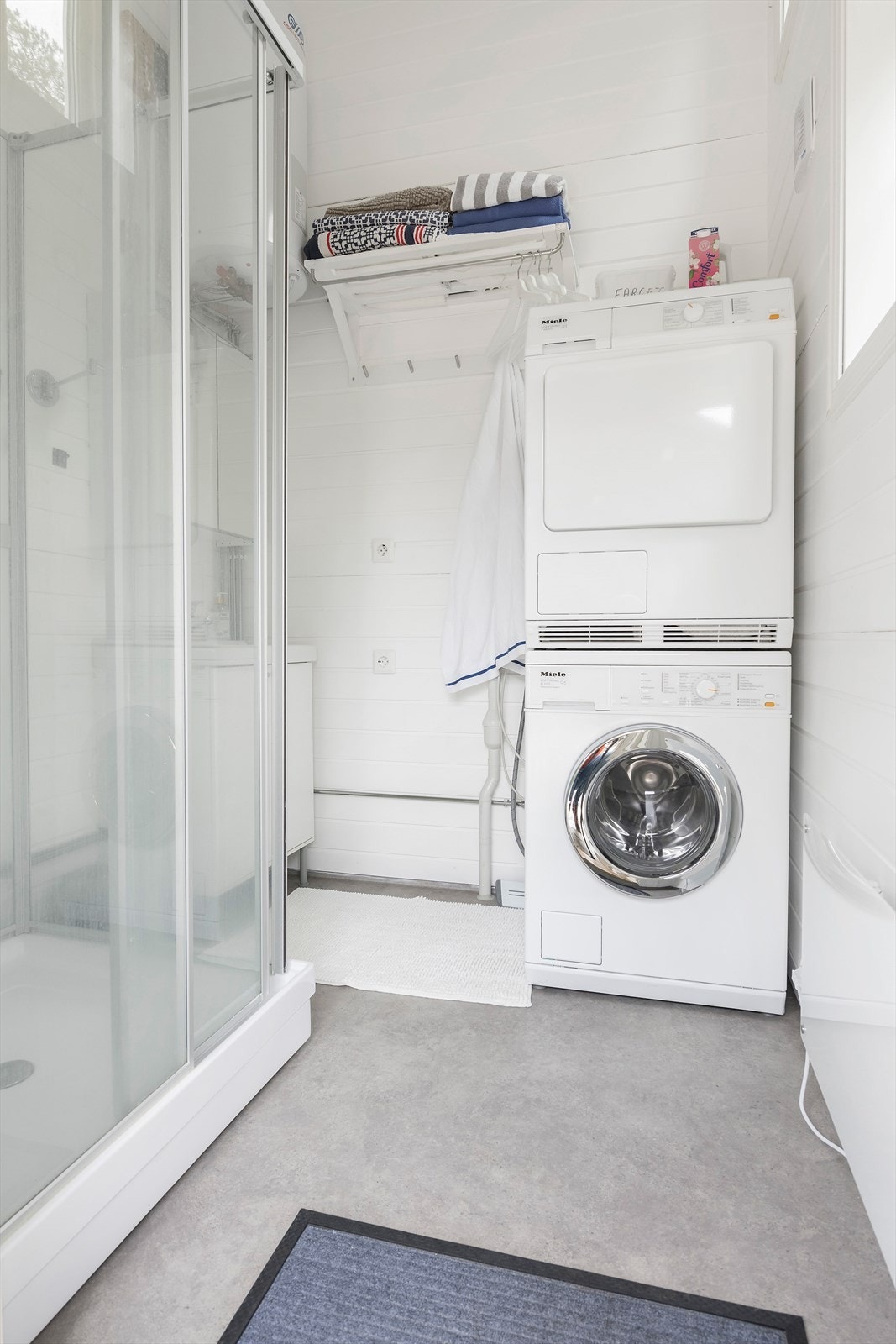 Bad anneks med dusj og opplegg til vaskemaskin Galleribilde