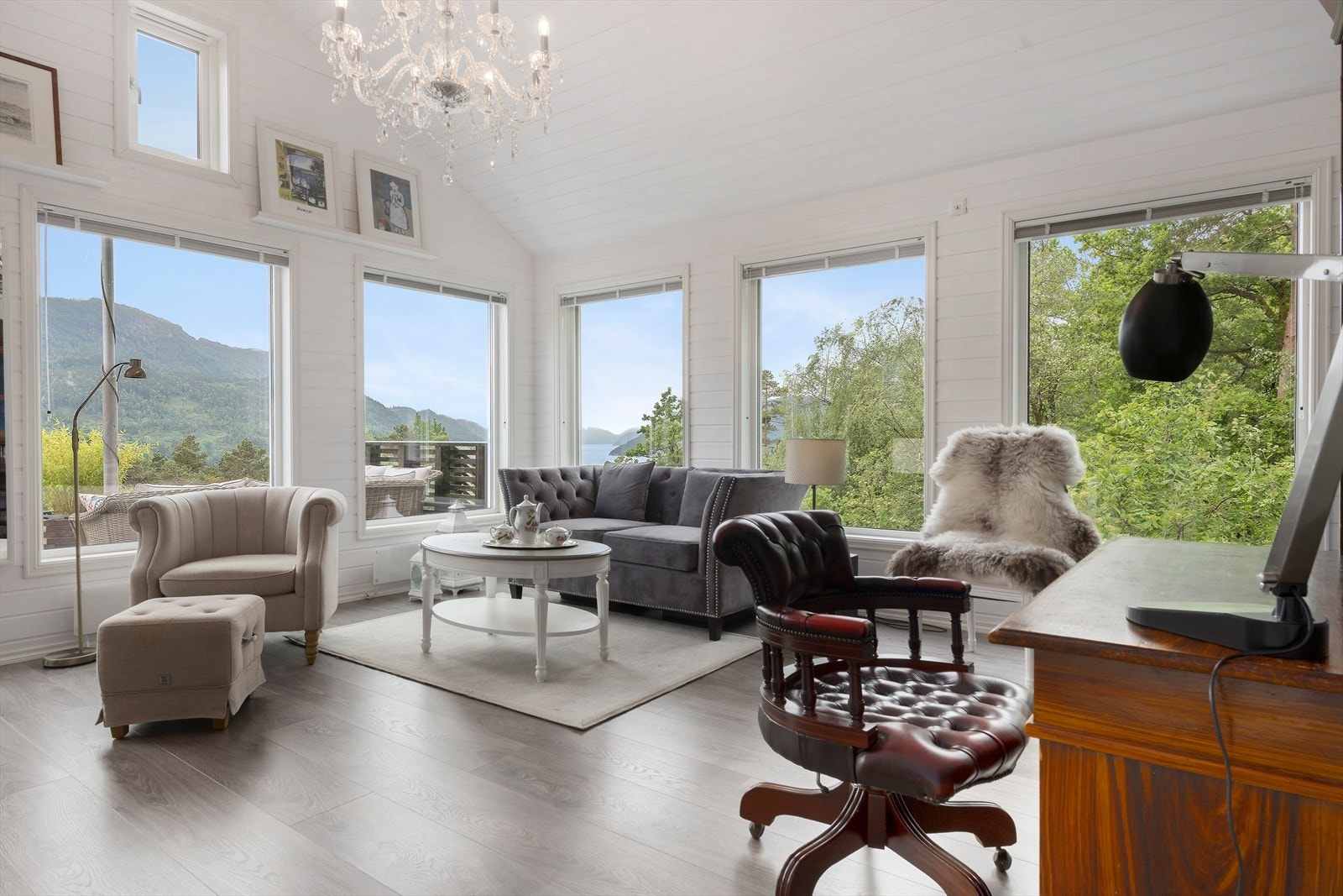 Stue i anneks med god takhøyde og store vindusflater Galleribilde