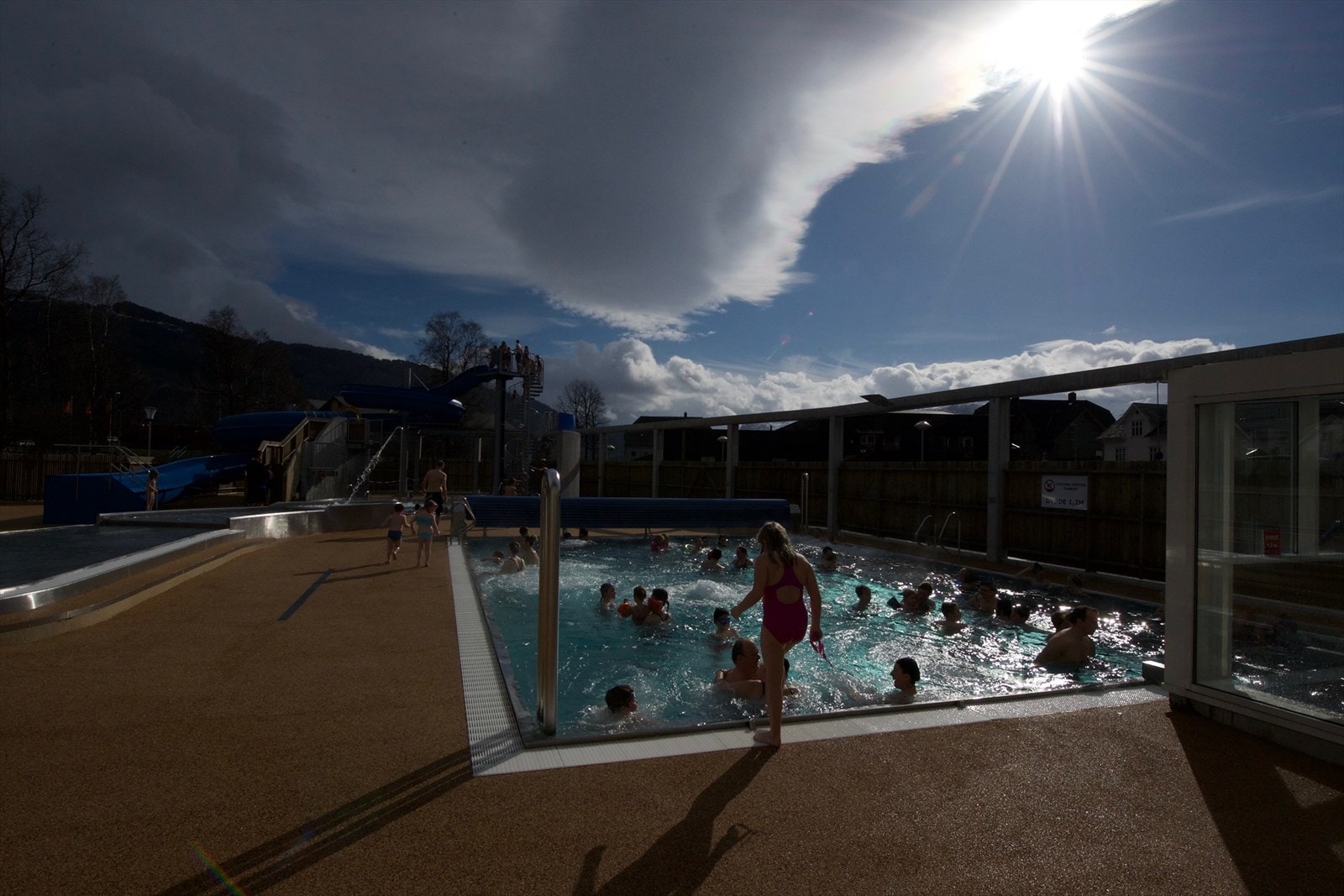 Sauda sentrum med bl.a. utebasseng er ca. 10 min ifra Galleribilde