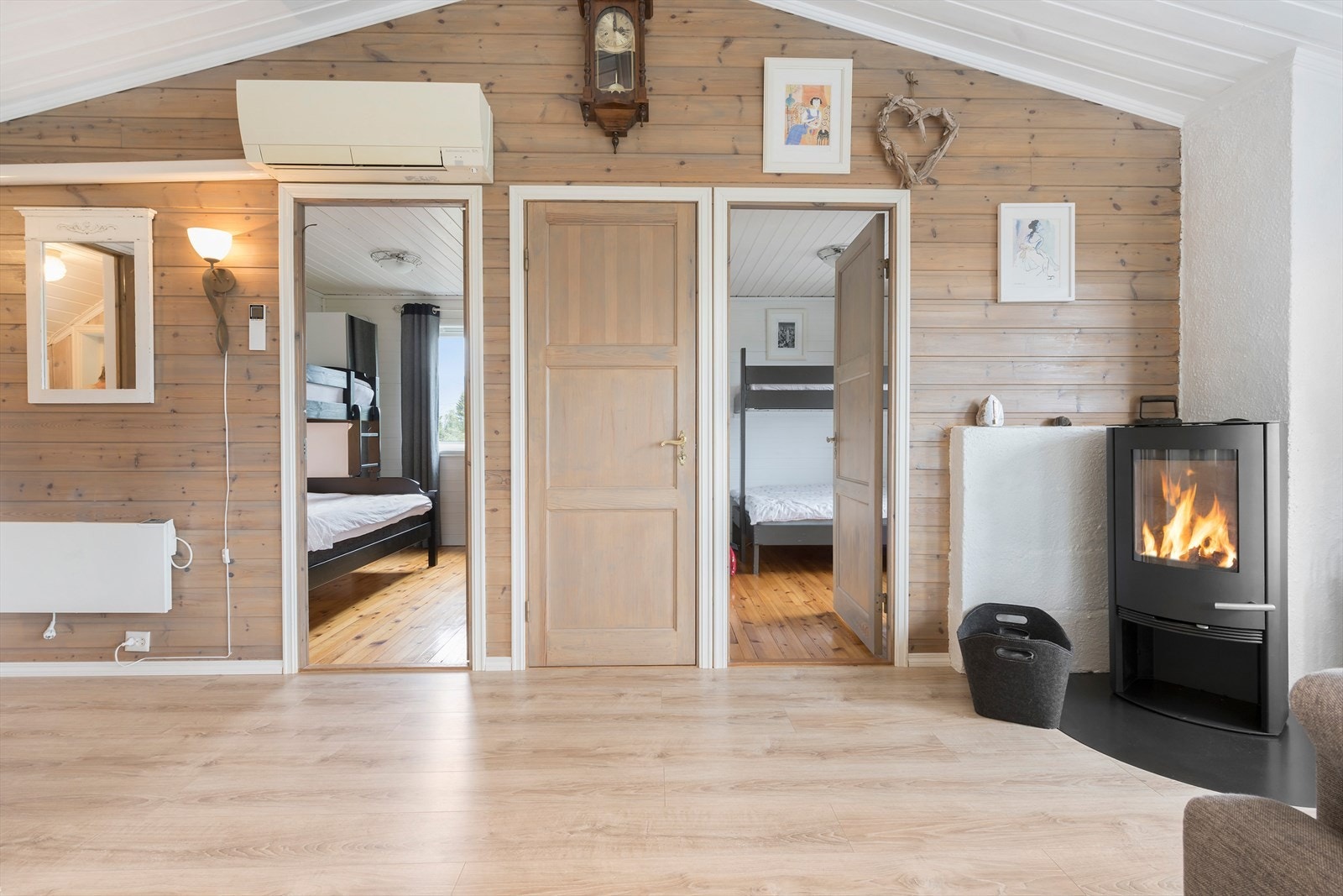 Stue. Varmepumpe og vedovn gir god varme Galleribilde