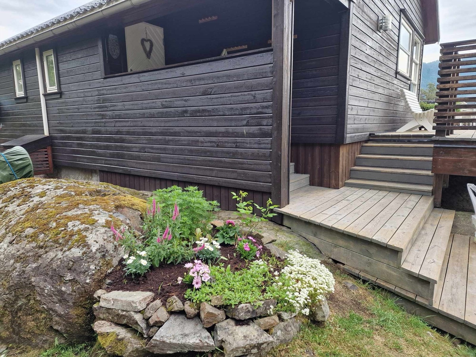 Det er lagt ned mye tid og kostnad for å få en gjennomført tomt og hytte Galleribilde