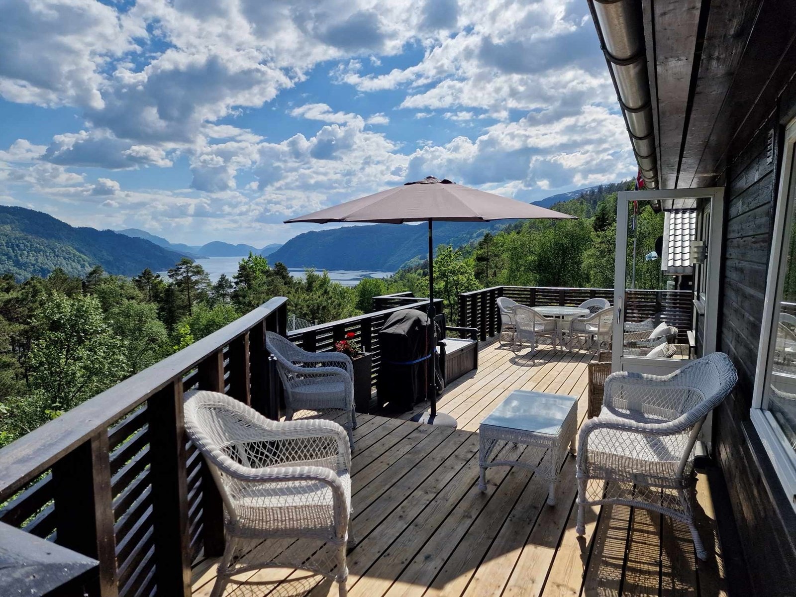 Det er plass til flere sittegrupper på ulike nivå. Nydelig utsikt ut over fjorden Galleribilde