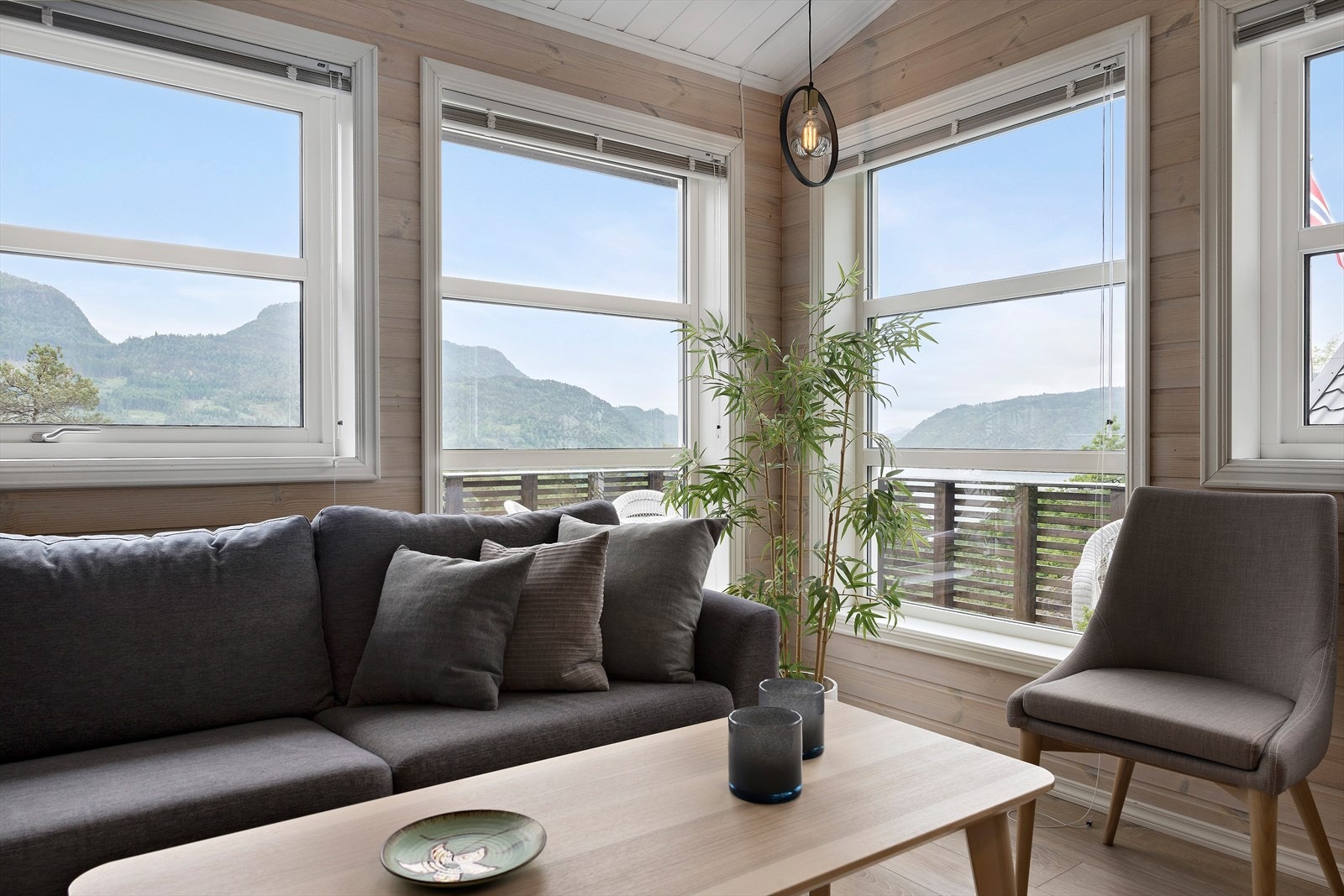 Stue med nydelig utsikt ut over Saudafjorden og mot Sand Galleribilde