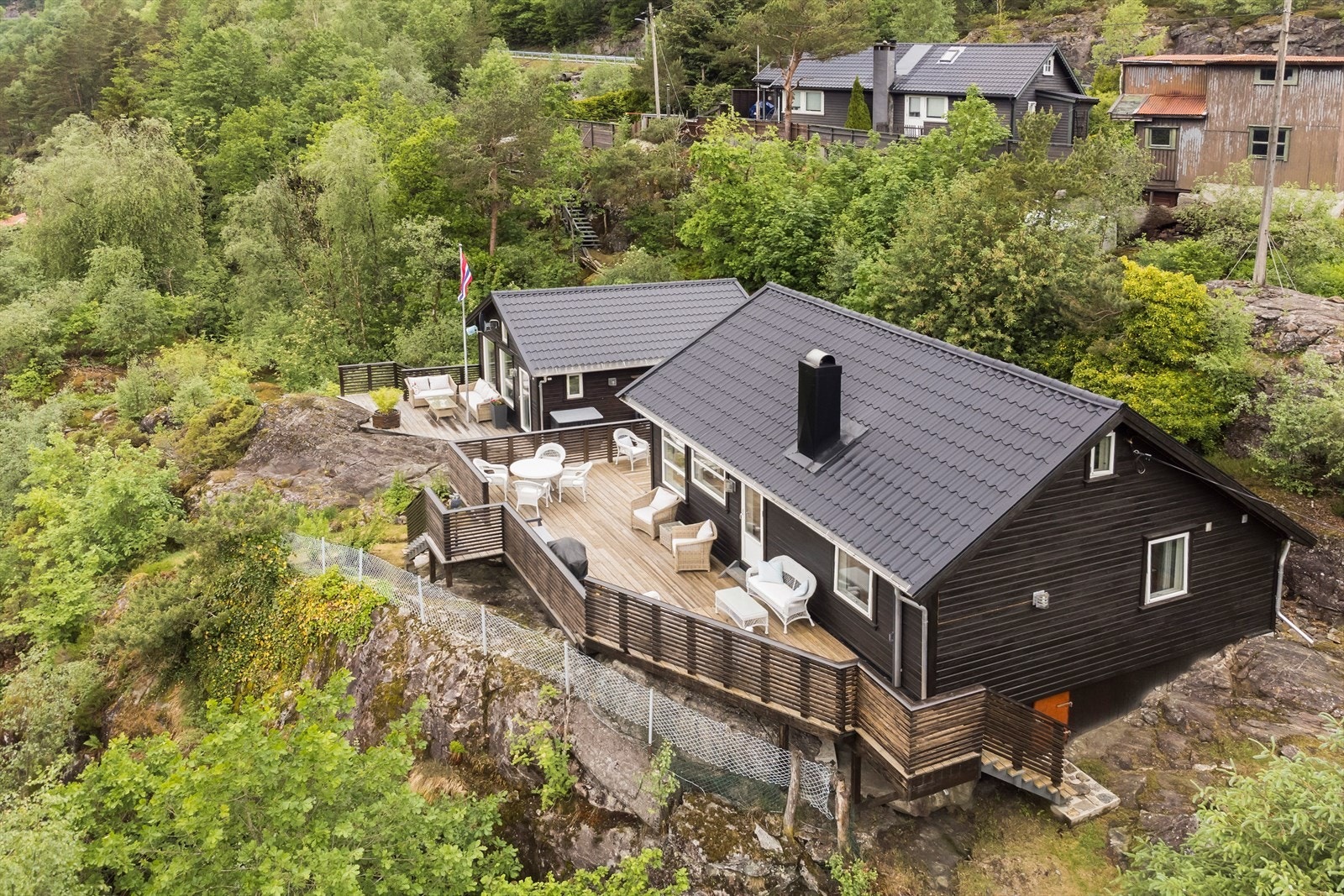 Oversikt hytte og anneks Galleribilde