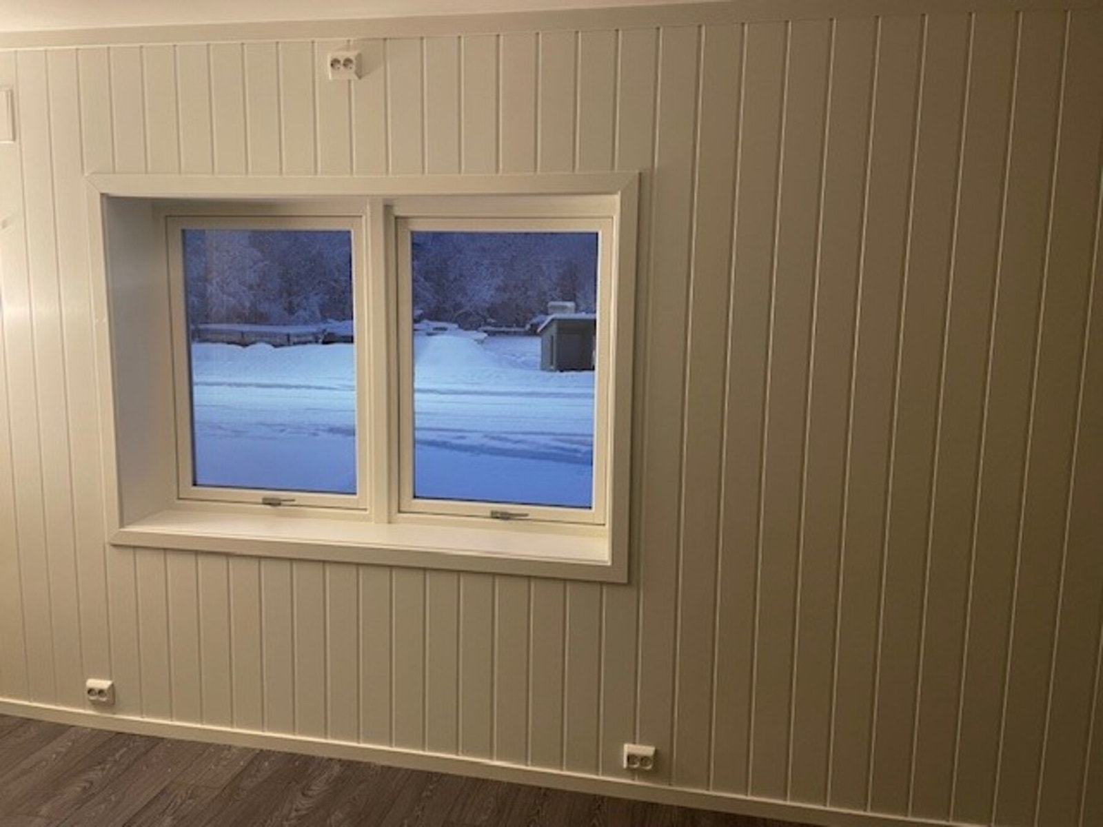 Selgers bilde 2025: Utbedret vannskade rundt vinduer stue. Galleribilde