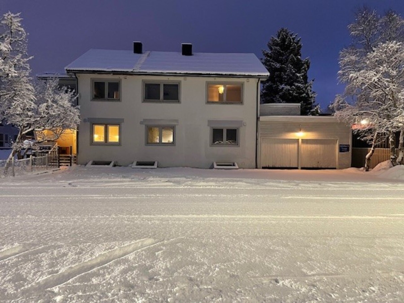 Selgers bilde fra 2025: etter utbedring av vinduer stue 1. etasje. Galleribilde