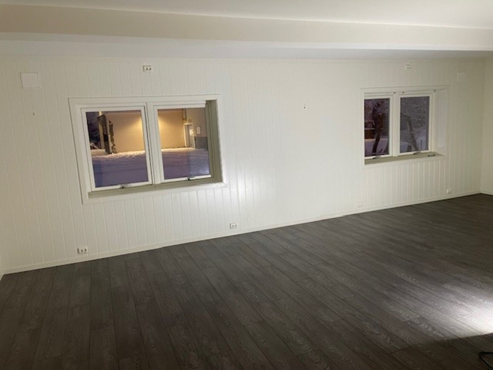 Selgers bilde 2025: Utbedret vannskade rundt vinduer stue. Galleribilde