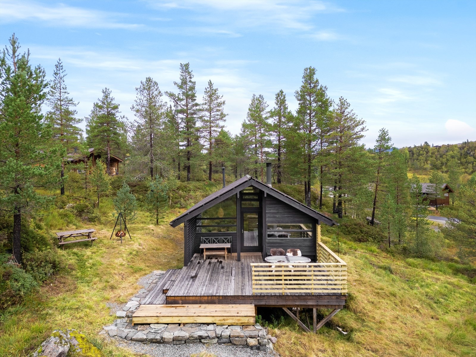 Hyttefeltet har klart å beholde store deler av det naturlige terrenget rundt, her ligger man godt skjermet for vær og vind som kan forekomme høyt til fjells. Galleribilde