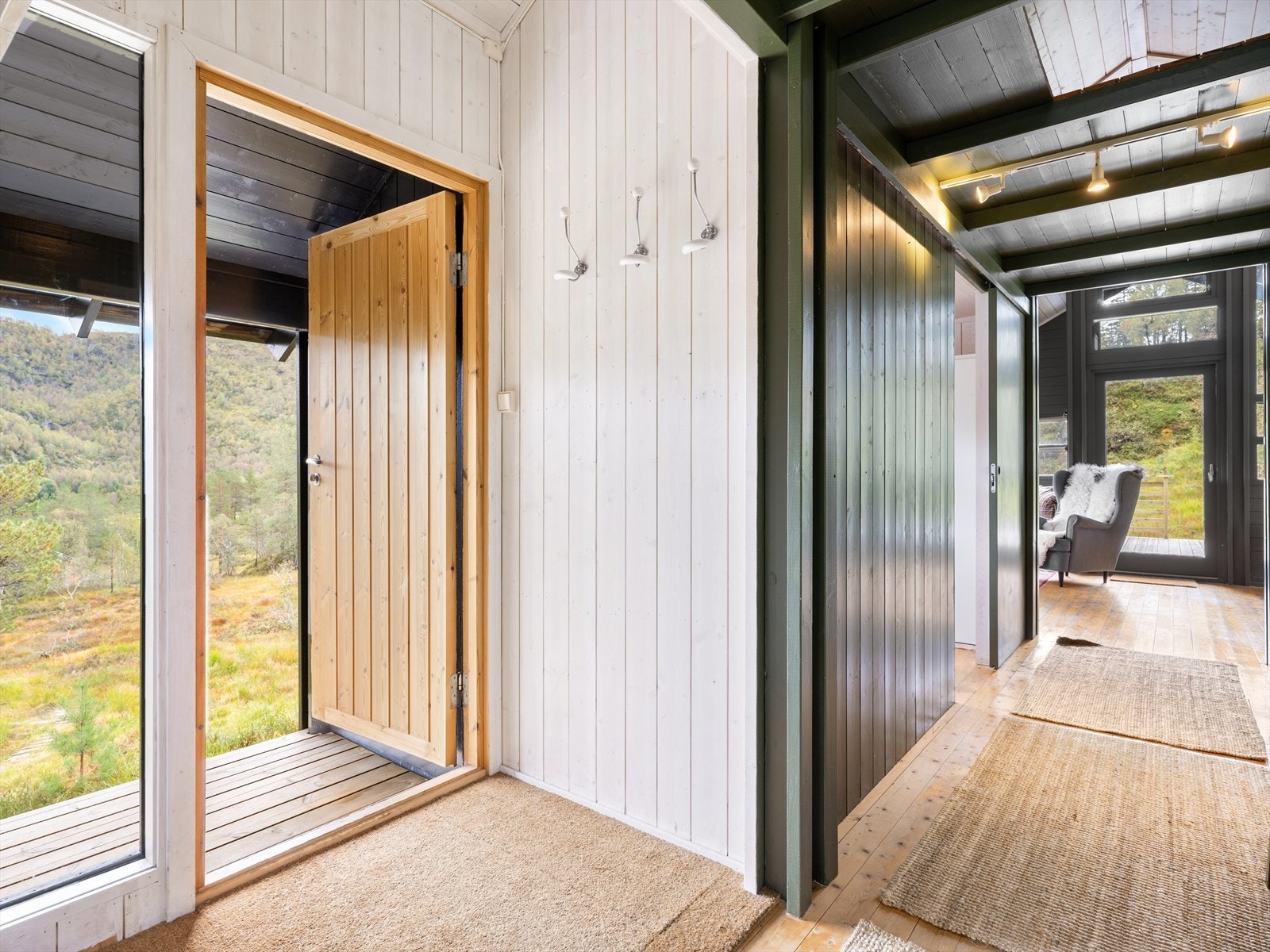 Entre/gang med stort vindu som slipper mye naturlig lys inn i rommet. Galleribilde