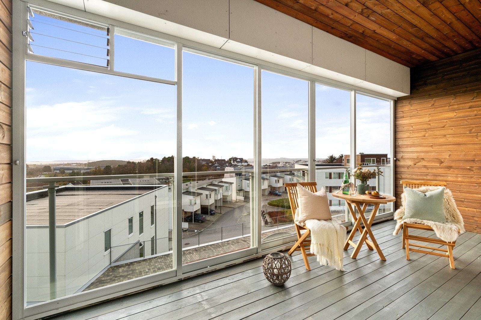 Romslig innglasset balkong med gode solforhold.. Galleribilde