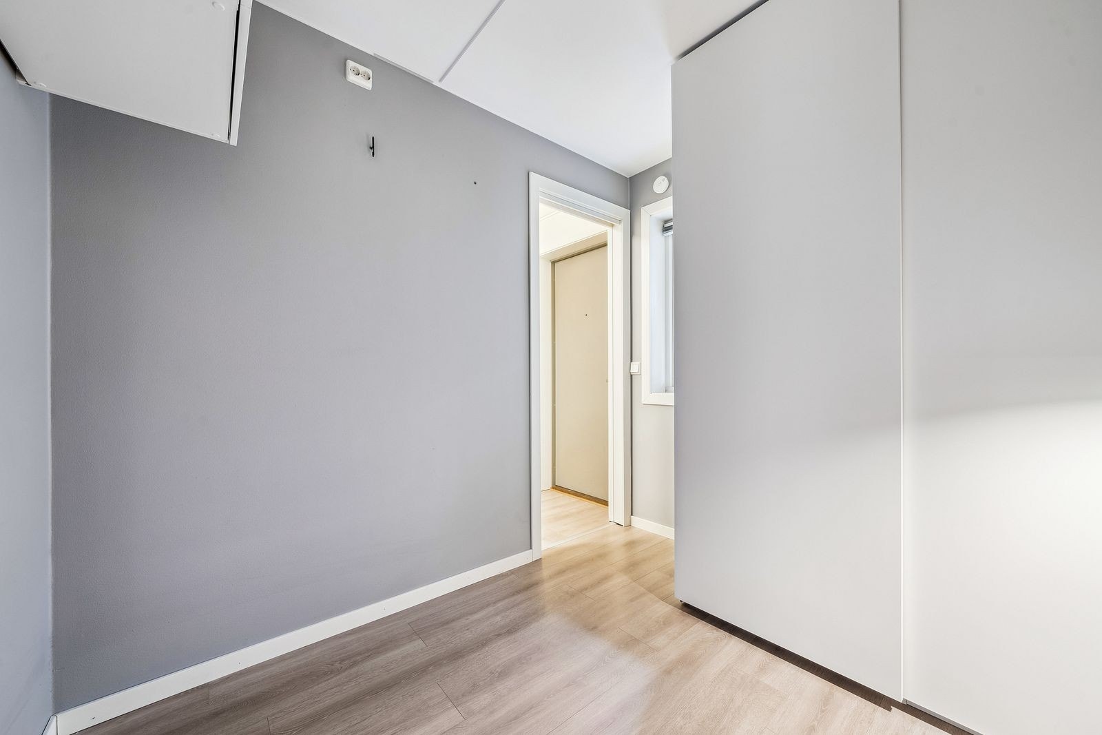 Soverom med skyvedørsgarderobe Galleribilde