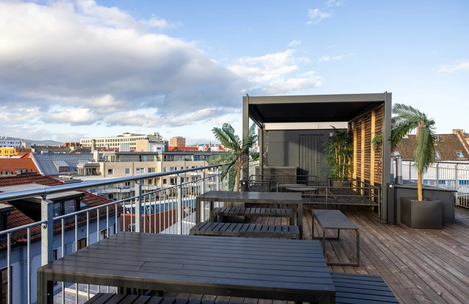 Tilgang til felles takterrasse med sittegrupper og flott utsikt Galleribilde