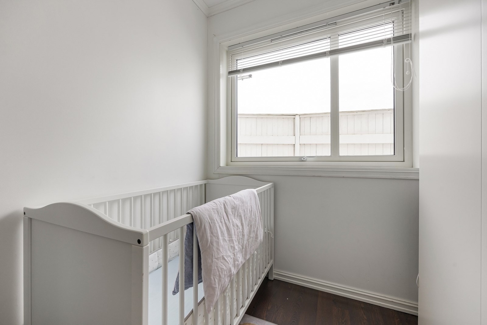 Soverom i 1. etasje er i dag benyttet som barnerom. Galleribilde