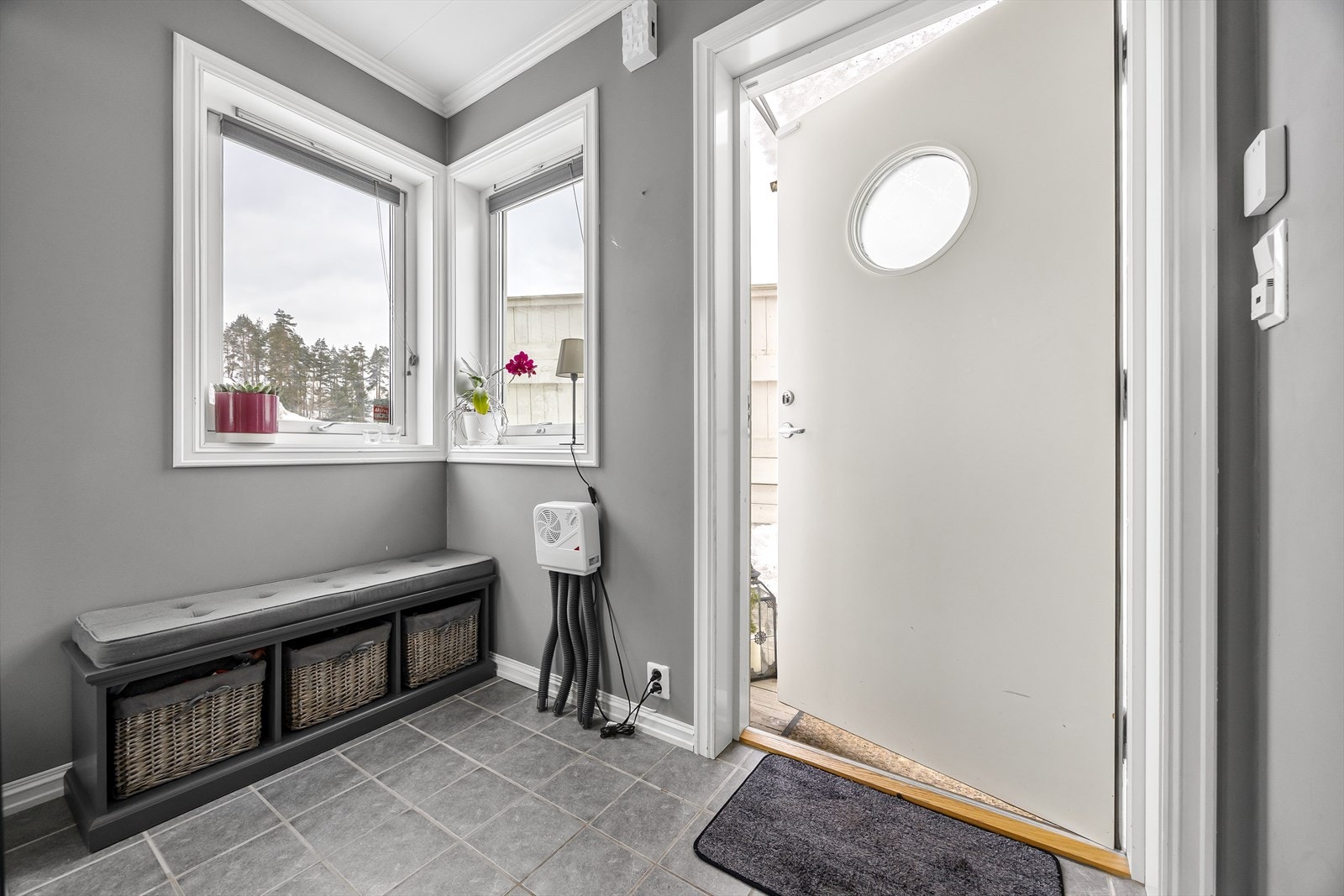 Koselig inngangsparti med god plass til av- og påkledning. Galleribilde