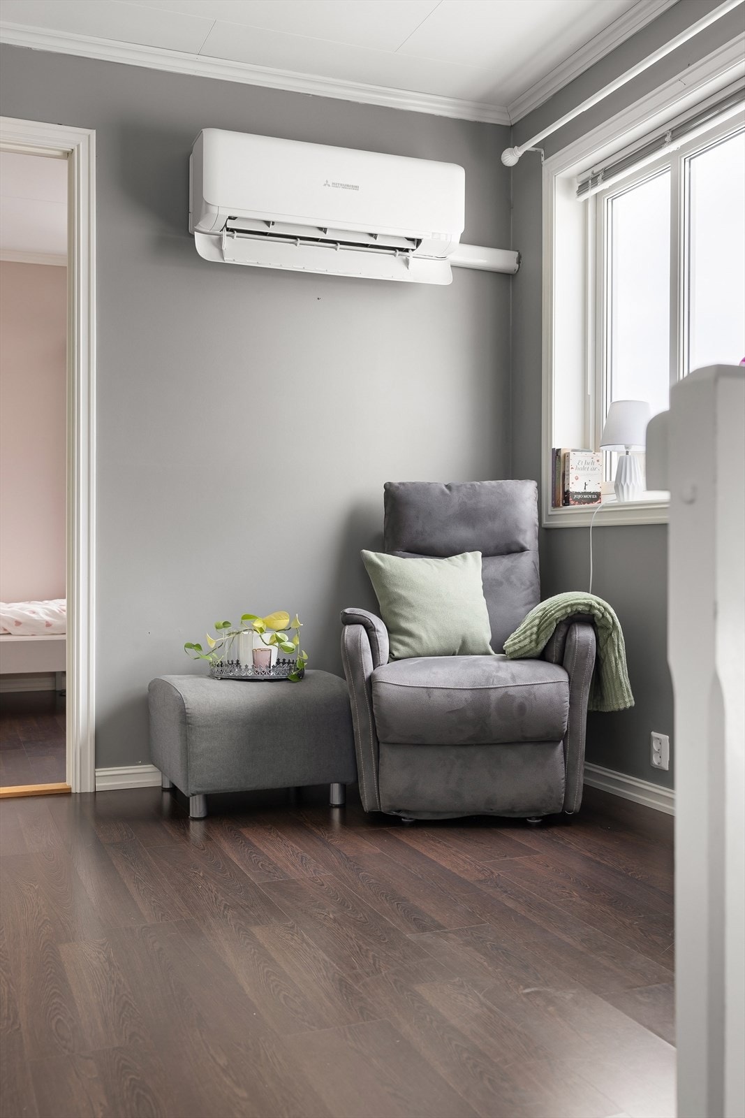 Koselig lesekrok som alternativt kan benyttes som hjemmekontor eller en ekstra tv-stue. Galleribilde