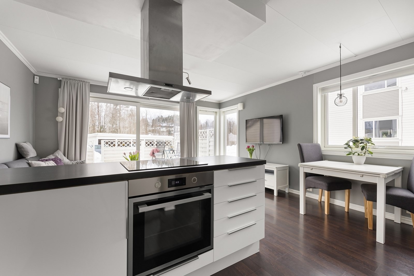 Selger har montert ny stekeovn på kjøkkenet i 2023. Galleribilde