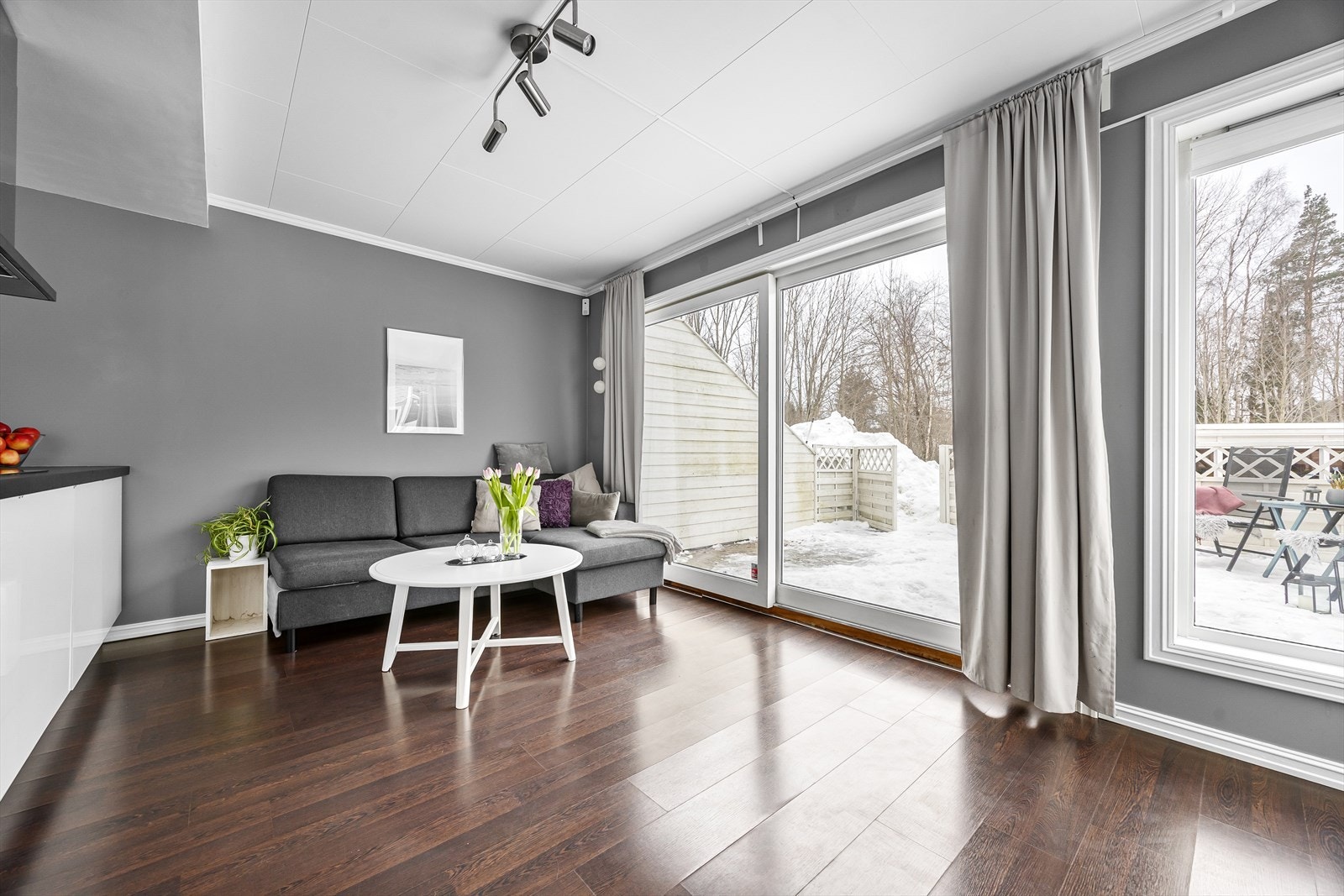 Store vindusflater som slipper inn rikelig med naturlig lys. Galleribilde