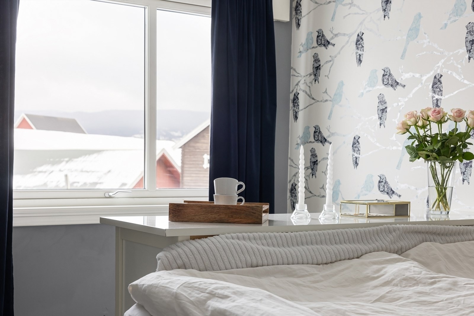 Velkommen inn til boligens hovedsoverom. Galleribilde