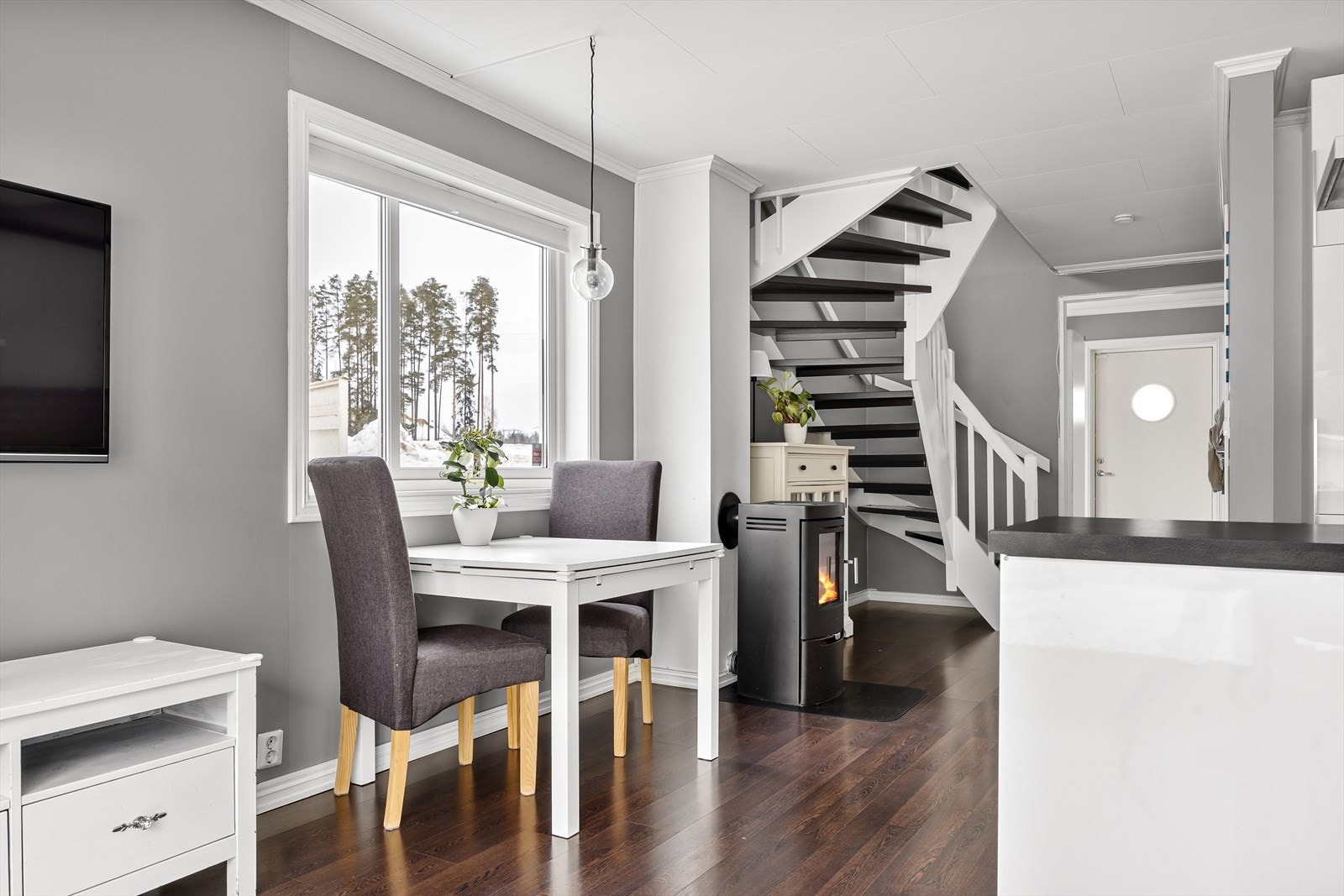 Koselig spiseplass ved vedovnen. Galleribilde