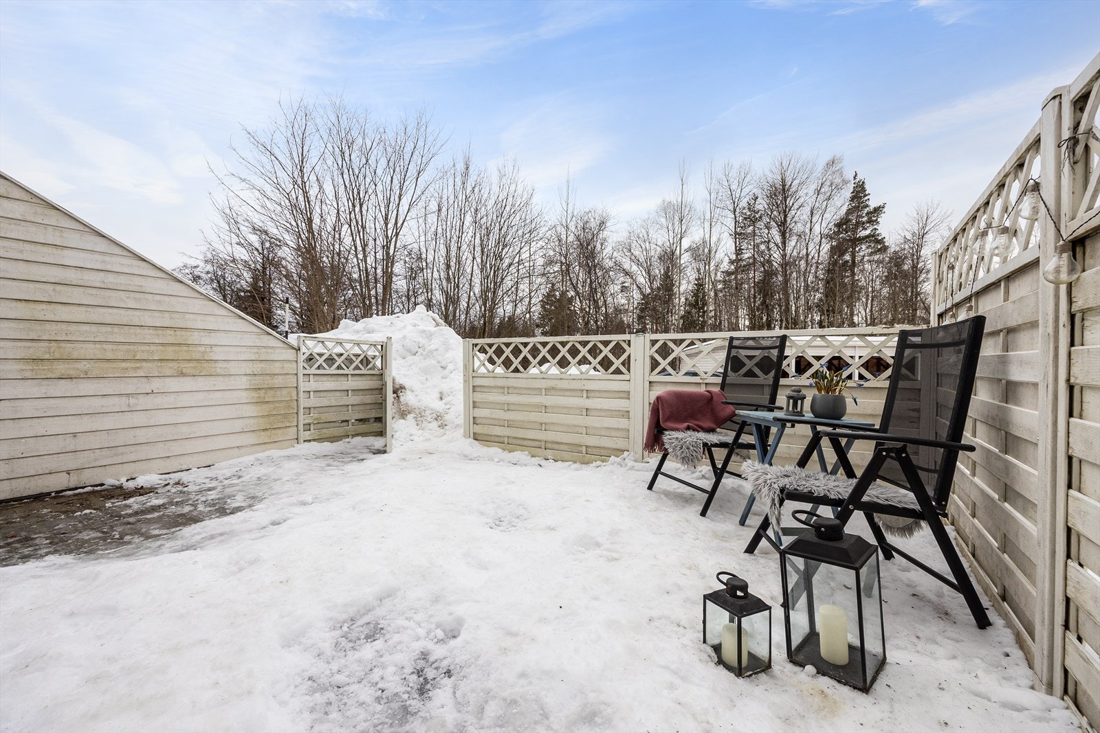 Terrassen har levegg mot naboen , og utgang til hageflekk. Galleribilde