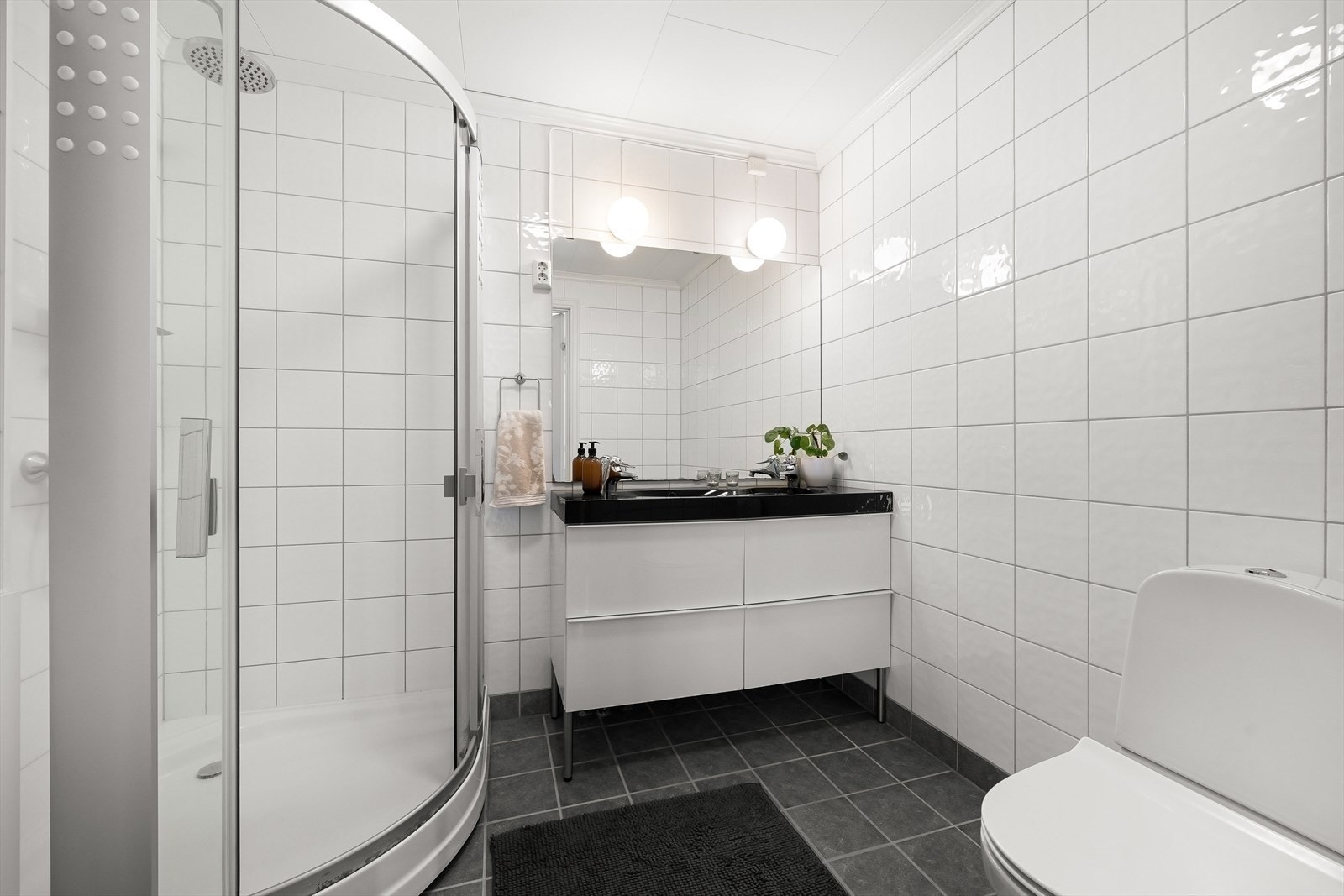 Baderommet har varme i gulvet. Galleribilde