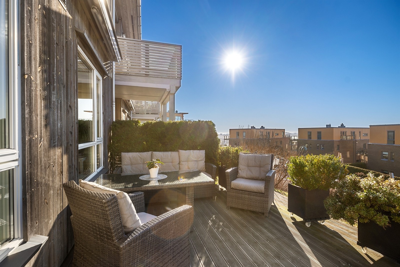 Fra stuen er det utgang til en nydelig terrasse på 26 kvm. med meget gode solforhold. Galleribilde
