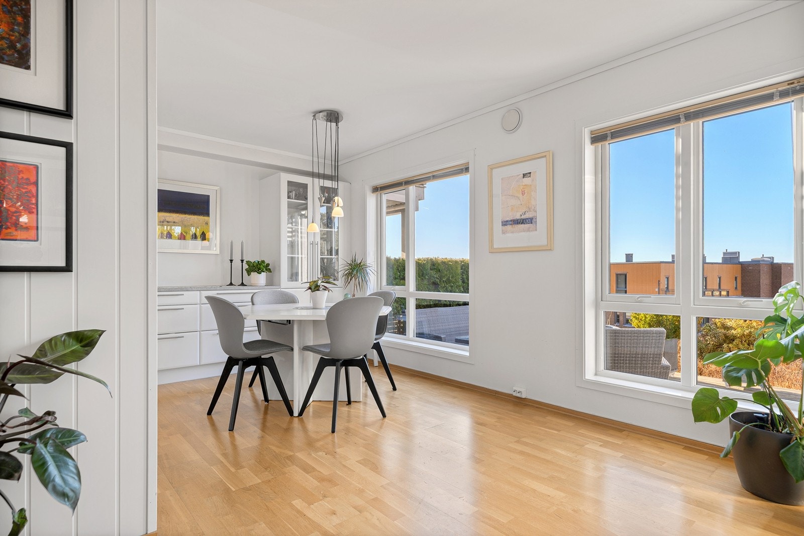 Her er det også gode muligheter for å sette opp langbord og invitere til selskap. Galleribilde