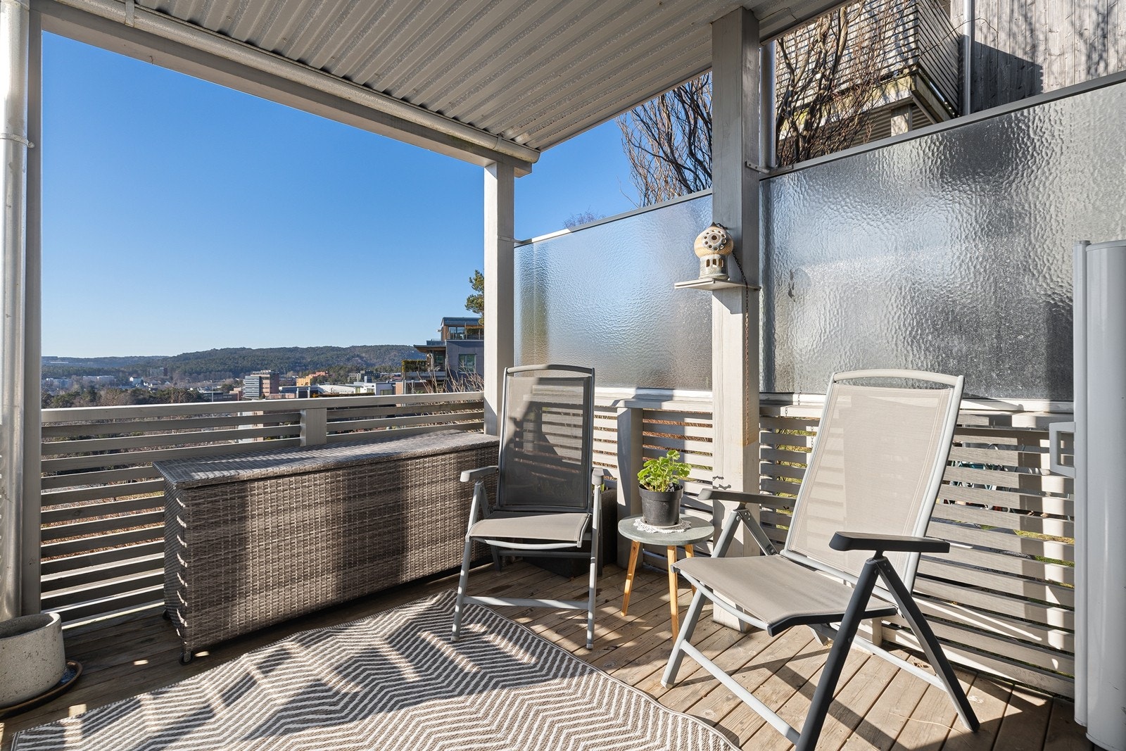Det er også en overbygd terrasse dersom du ønsker å trekke deg tilbake. Galleribilde