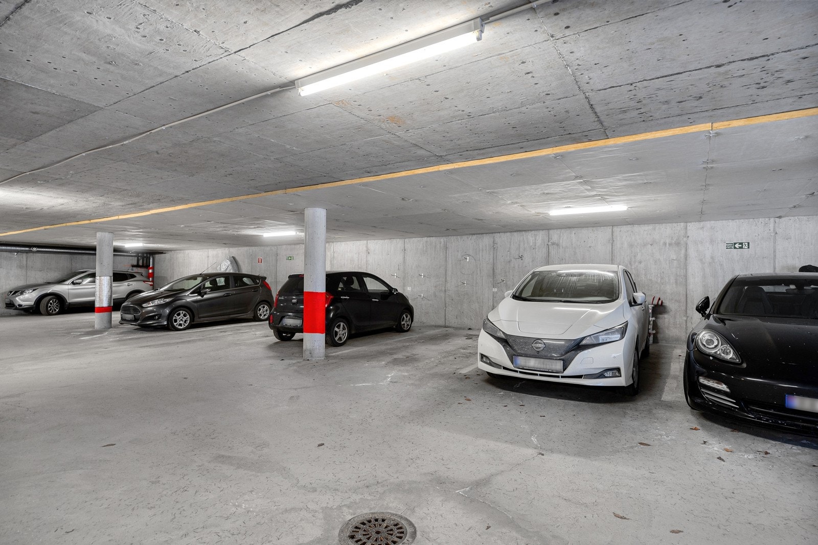 Parkeringsplass i garasjeanlegg medfølger. Det er midterste plass hvor den hvite bilen er plassert. Galleribilde