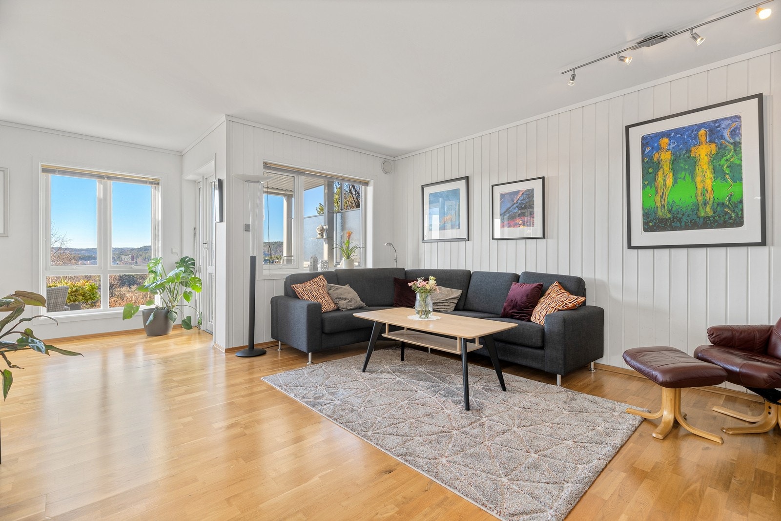 Stuen har god plass til en større sofagruppe, tv-seksjon og det du måtte ha behov for. Galleribilde