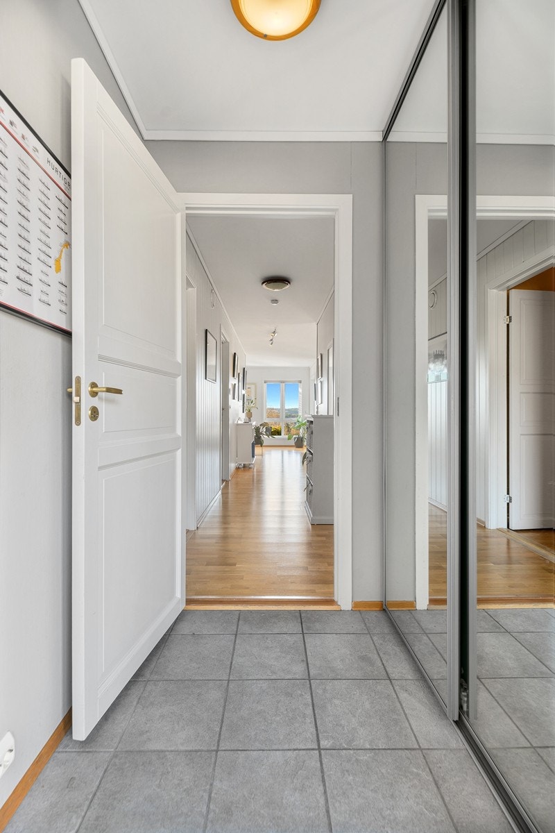 Gang/Entré med skyvedørsgarderobe til høyre. Galleribilde