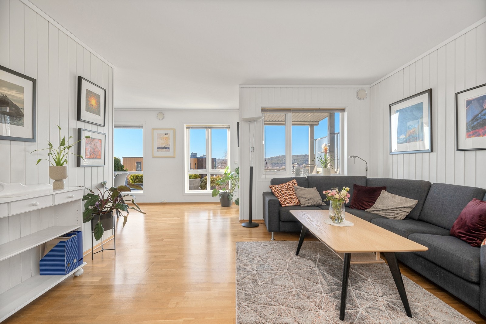 Leiligheten er lys og innbydende med flotte vindusflater som gir godt med naturlig lysinnslipp. Galleribilde