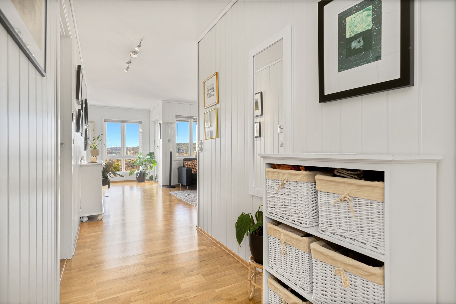 Leiligheten har 3-stavs parkett på gulv. Galleribilde