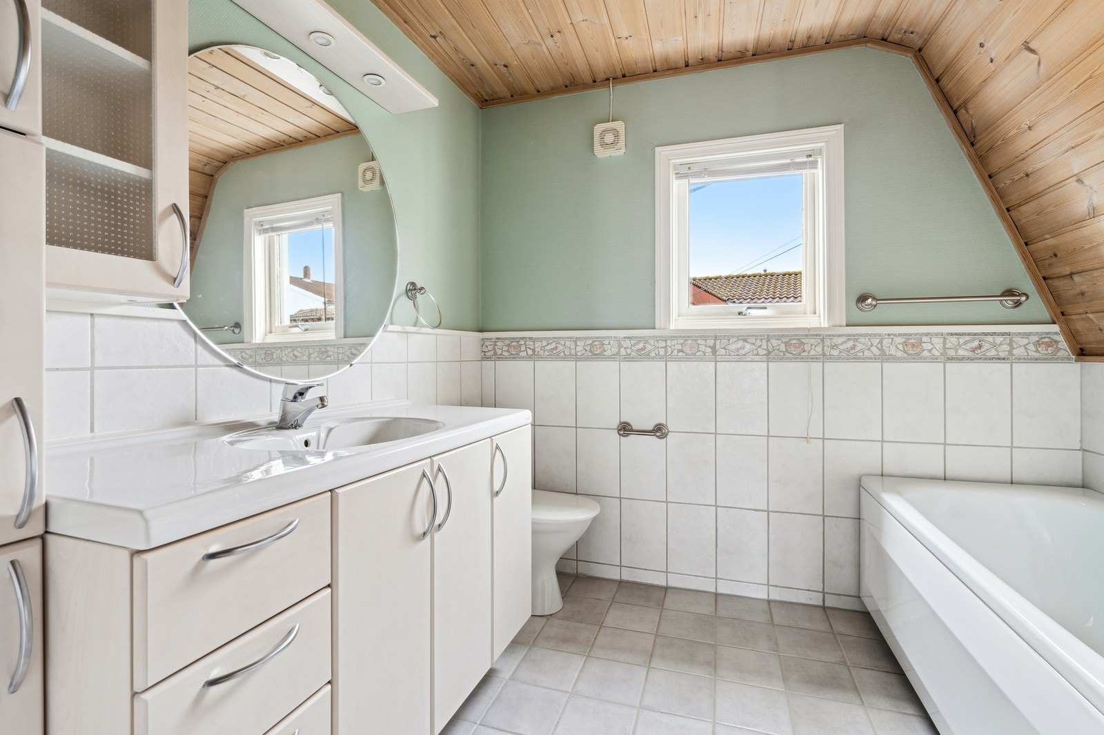 Pent og praktisk bad i 2.etasje med badekar og moderne innredning. Godt med skapplass. Galleribilde