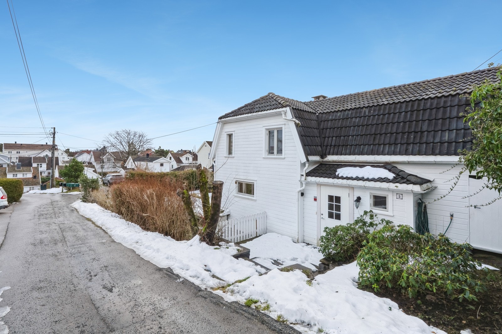 Koselig adkomst, som blir svært idyllisk på sommeren. Galleribilde