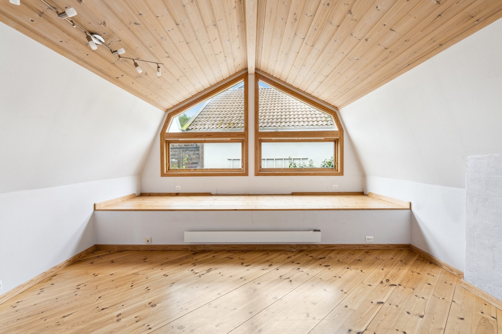 Stort soverom eller loftstue? God plass til dobbeltseng, arbeidsplass og garderobe i tillegg kott. Galleribilde