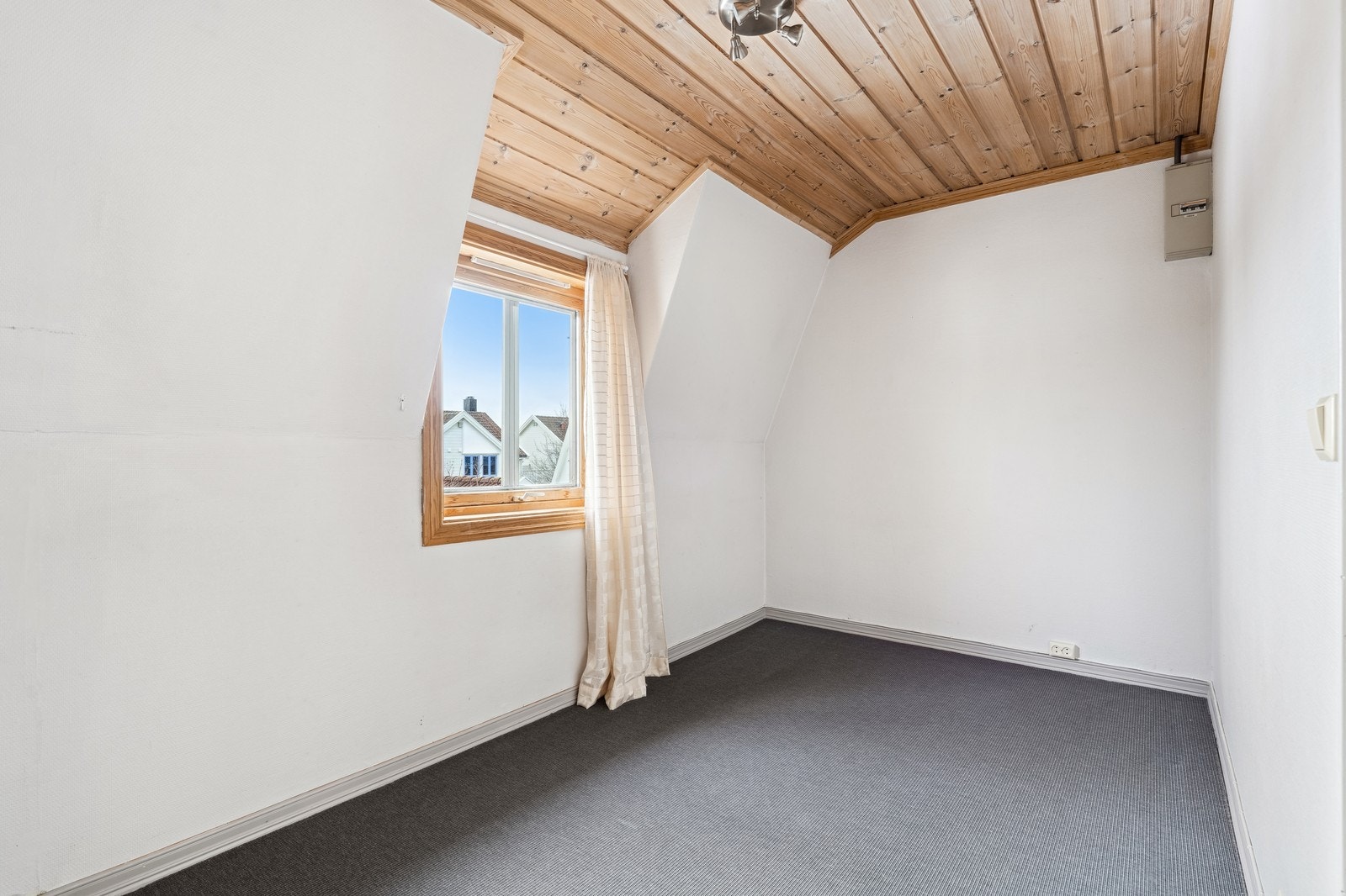 Koselig og praktisk soverom 4 med plass til dobbeltseng og garderobe eller enkeltseng og arb.plass. Galleribilde