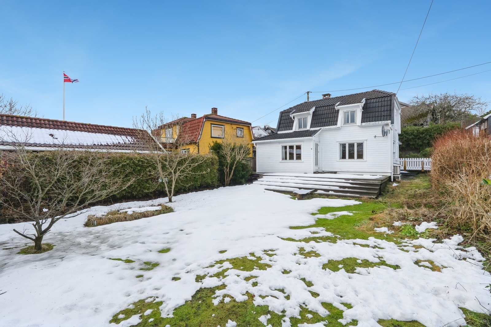 Koselig og klassik hus med stor hage og solrike terrasser. Galleribilde