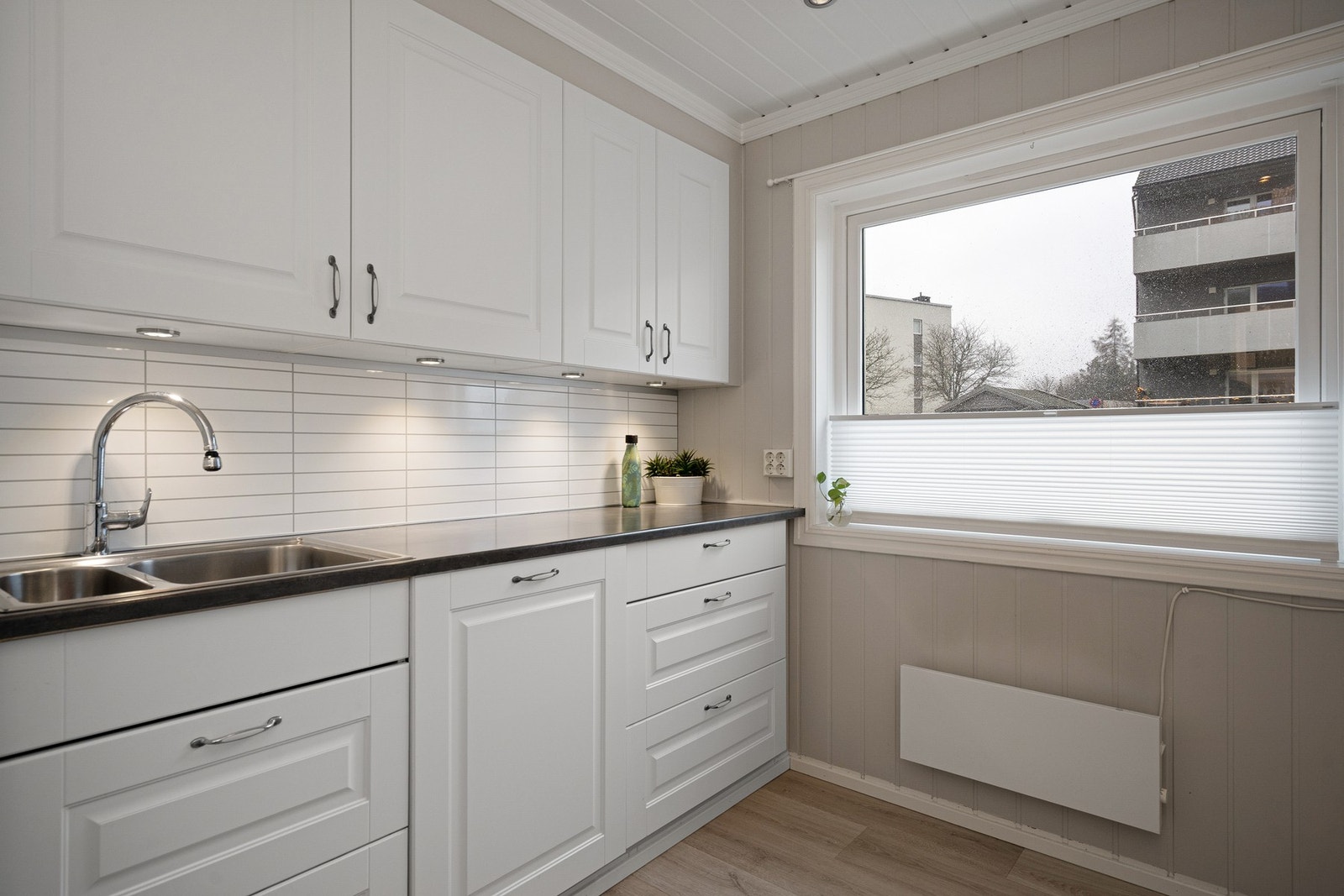 Det er oppvaskmaskin, platetopp og stekeovn på kjøkkenet. Galleribilde