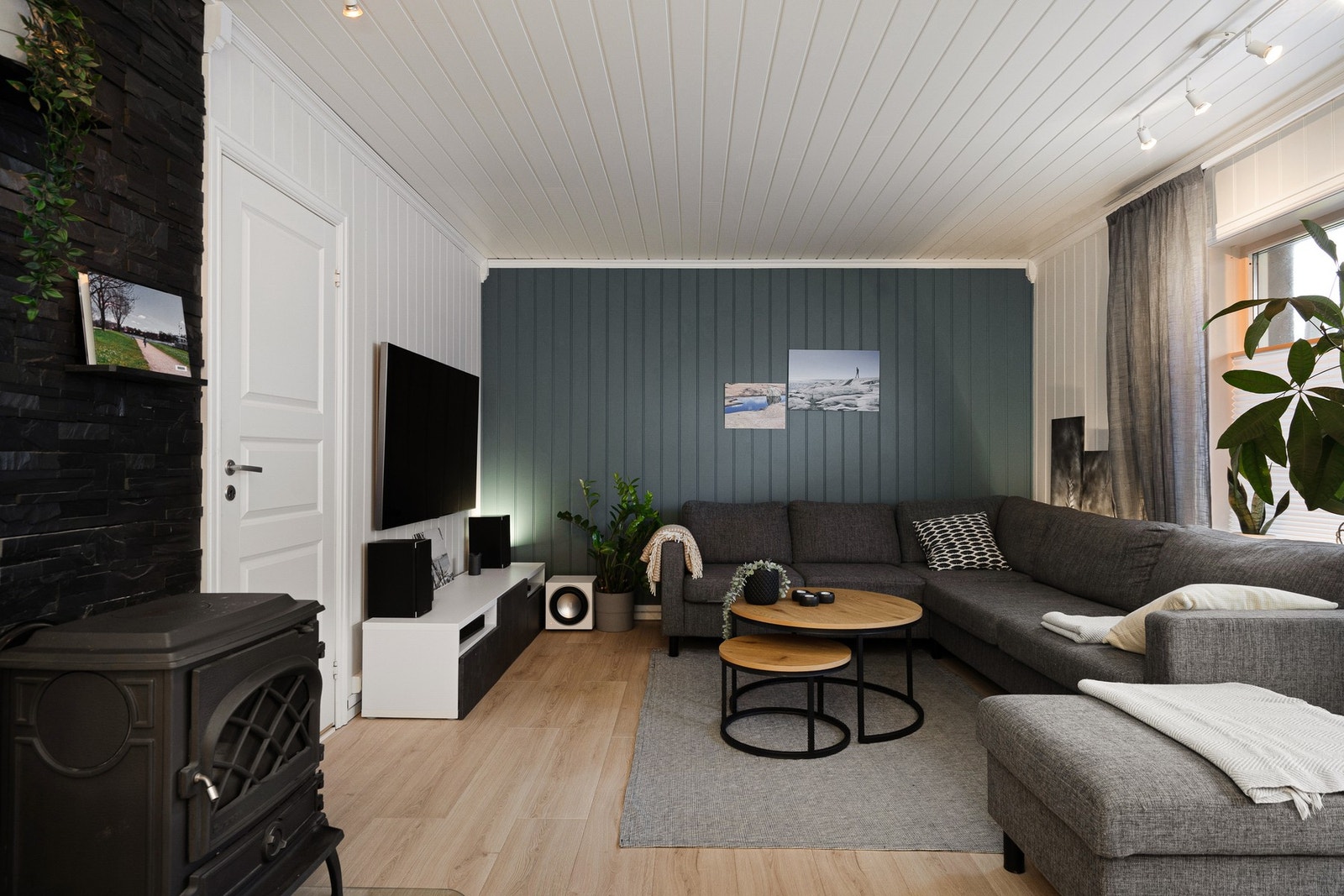 Det er plass til en romslig sofa og tv-møblement. Vedovn i stuen. Galleribilde