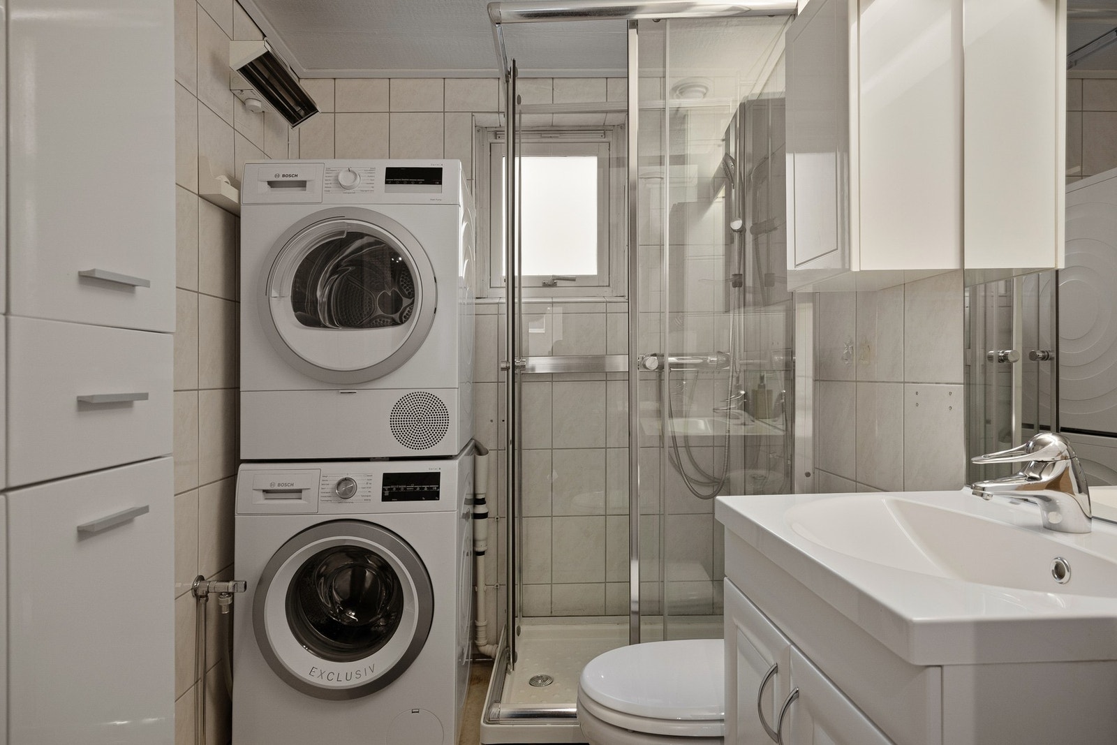 Baderommet har opplegg for vaskemaskin, toalett, nedfelt servant og dusjkabinett. Galleribilde
