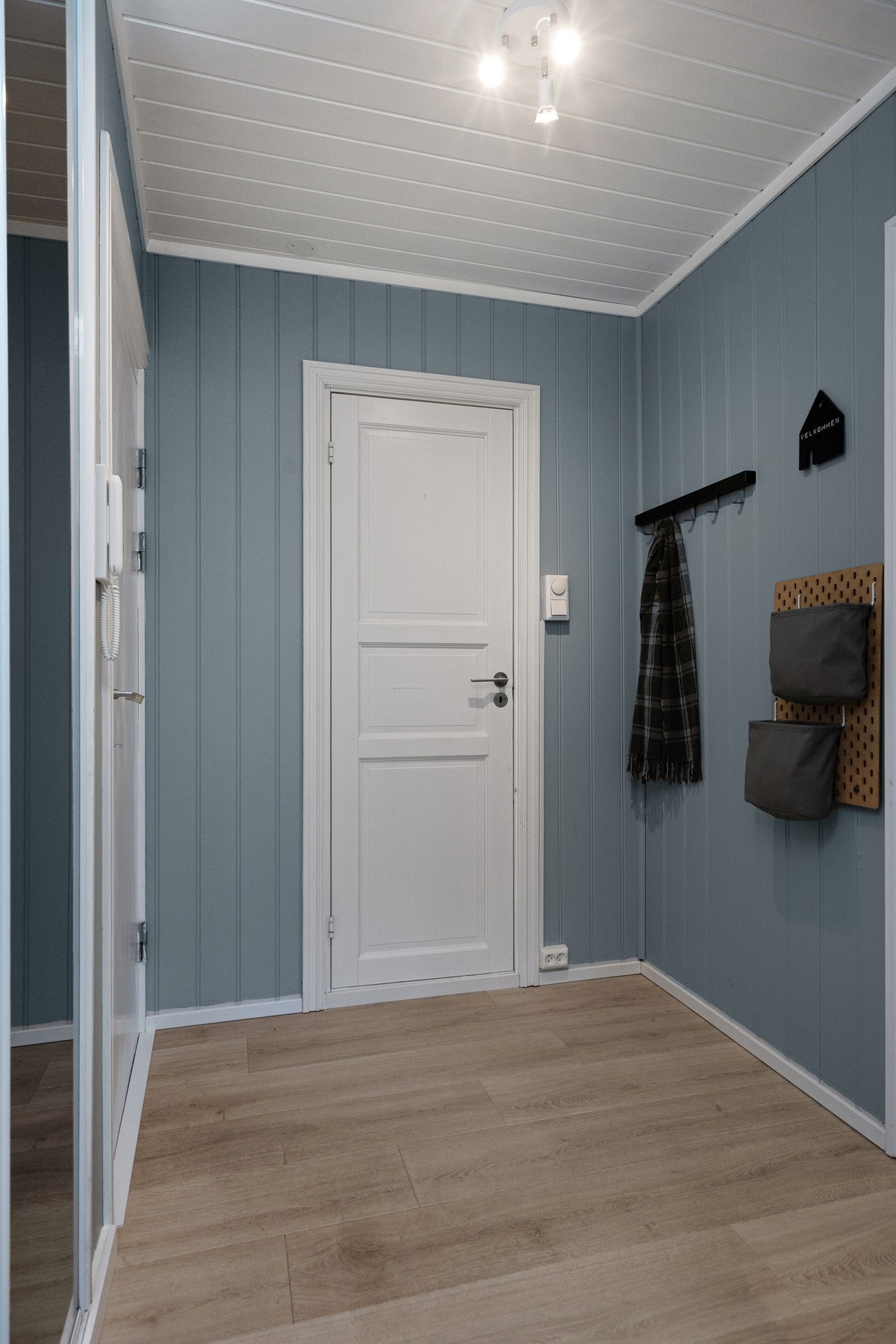 Lys og luftig entré med praktisk skyvdørsgarderobe. Galleribilde