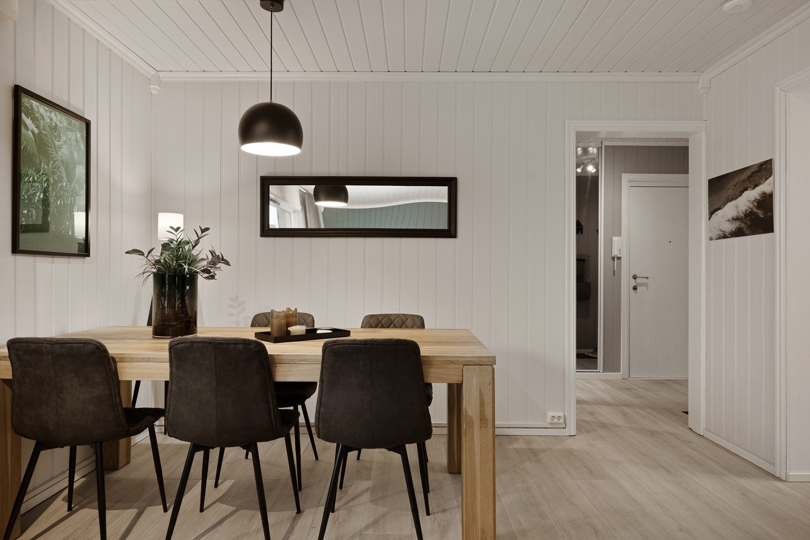 Eier opplyser om at det ble lagt nytt gulv i hele leiligheten (foruten bad) i 2023. Galleribilde